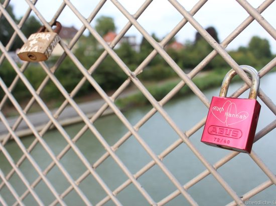Ein Liebesschloss mit Gravur als Zeichen der Liebe