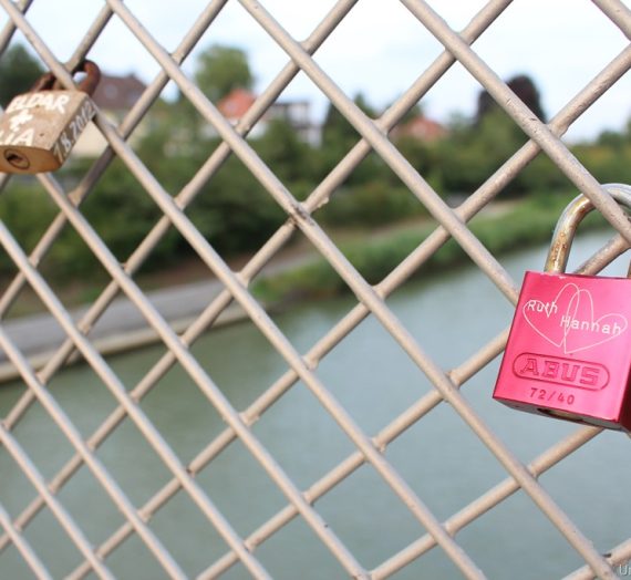 Ein Liebesschloss mit Gravur als Zeichen der Liebe